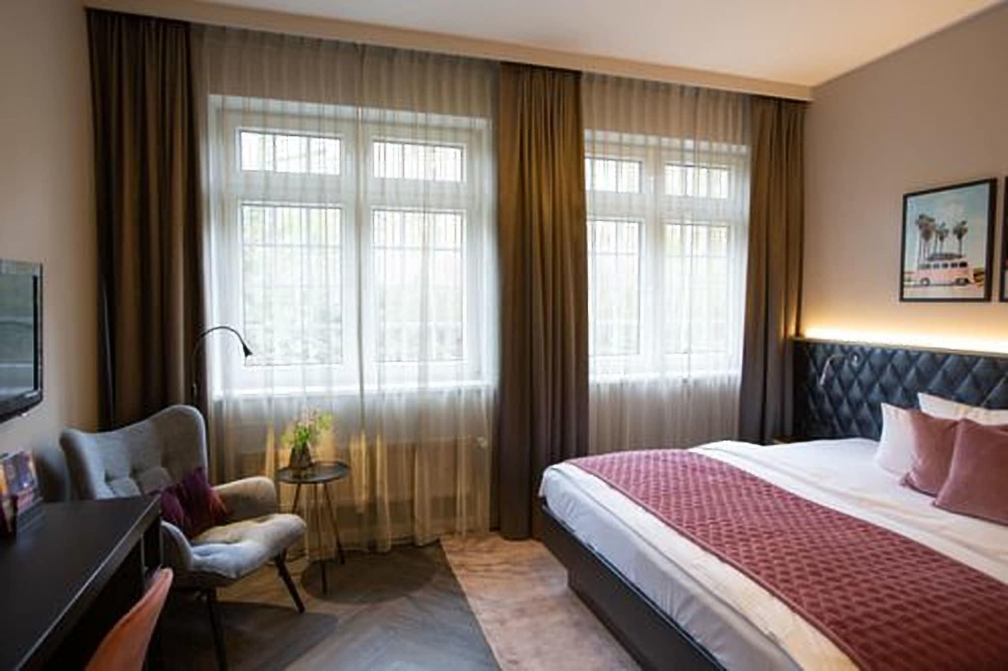 Boutique Hotel Poppenbuetteler Hof Hamburg Exterior photo